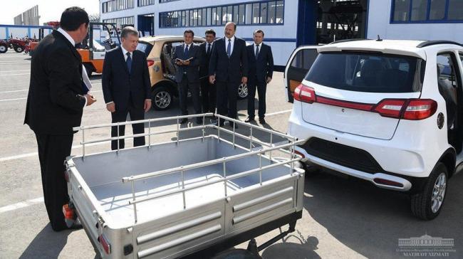 Президент осмотрел первые узбекские электромобили