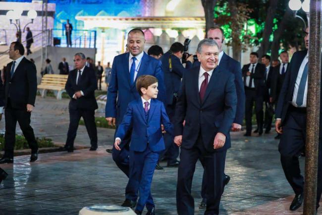 Фоторепортаж: Шавкат Мирзиёев посетил фестиваль в Коканде вместе со своей семьей