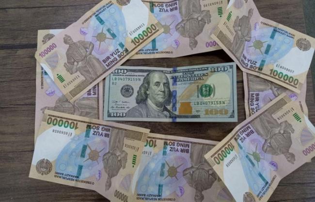 В Узбекистане коммерческие банки начали продавать доллар по 9500 сумов