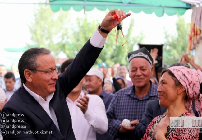 В Андижане женщина с мужем за 4 дня собрали 2.5 тонны хлопка и получили Nexia-3