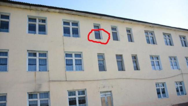 В Андижане школьница выпала из окна третьего этажа