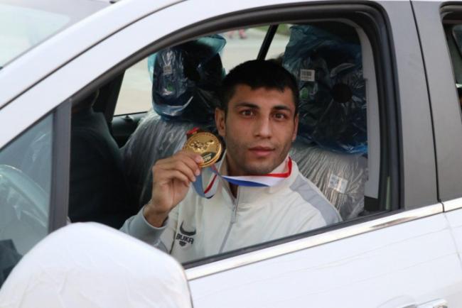 Боксер Шахобиддин Зоиров получил от хокима Сhevrolet Tracker