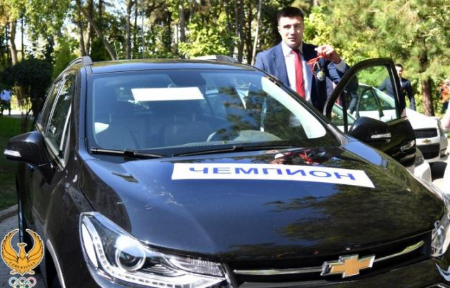 Президент подарил боксерам автомобили