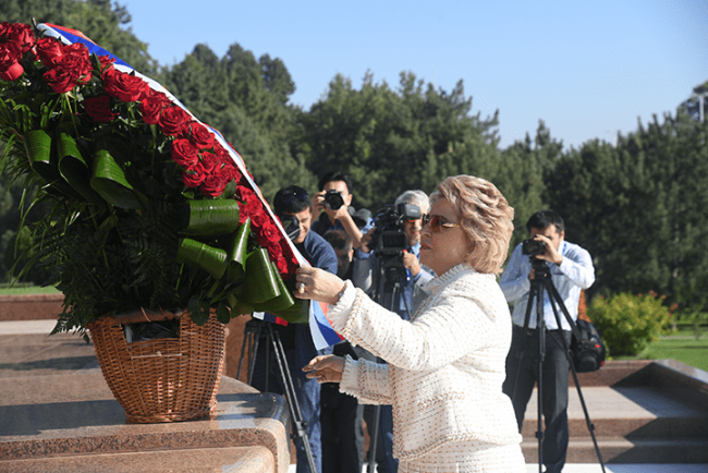 Валентина Матвиенко возложила цветы к Монументу независимости