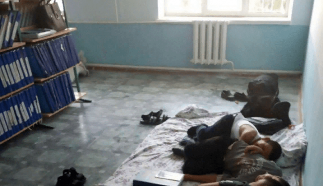 Дети специализированной школы для слепых вынуждены спать на полу