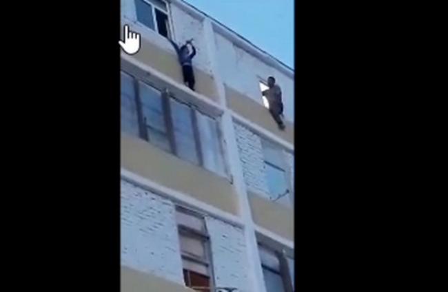Видео: В Навоийской области ребенок повис на окне 5 этажа