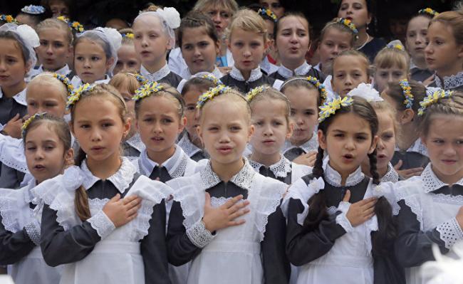 В Узбекистане уроки в школах будут начинаться с исполнения государственного гимна