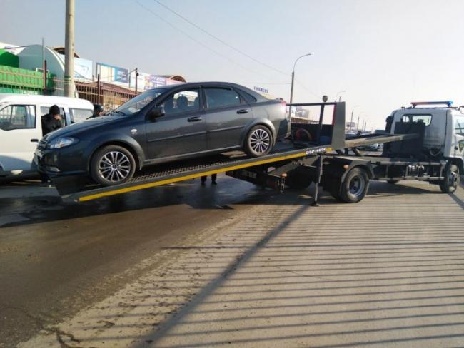 В Ташкенте начали массово эвакуировать припаркованные в неположенном месте автомобили