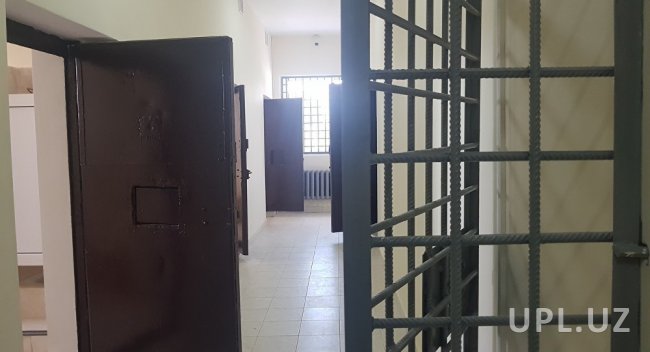 В Узбекистане заключенный обманул другого заключенного на 2 тысячи долларов