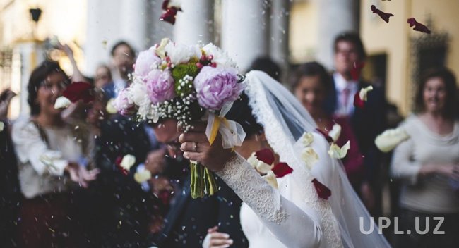 Видео: На свадьбе в Ташкенте устроили дождь из долларов
