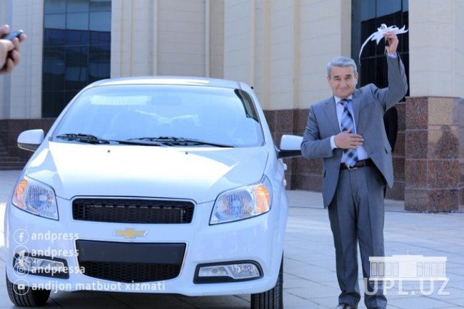 В Узбекистане хокимам запретили дарить автомобили и квартиры по собственному усмотрению