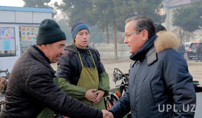 Хоким Андижанской области подарил сапожникам теплую одежду