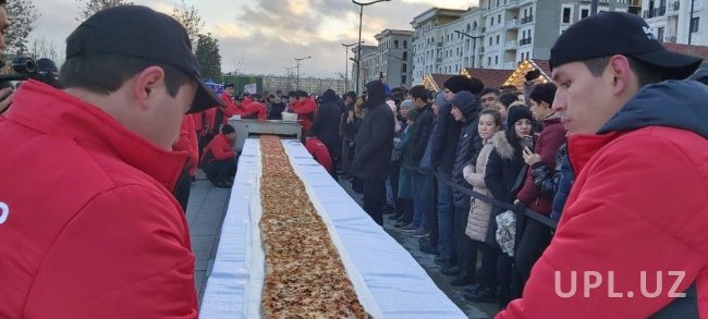 Фото: В парке Tashkent City приготовили огромную пиццу