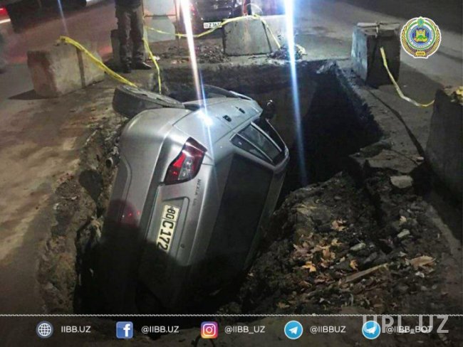 В Ташкенте водитель Nexia свалился в яму, которая была вырыта для проведения ремонтных работ
