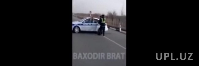 Видео: Правоохранитель пытался насильно посадить учителя в автомобиль и отвезти в отделение