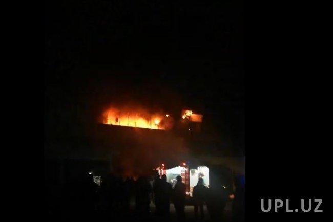 Видео: В Навои произошел пожар в 4-х этажном здании рынка