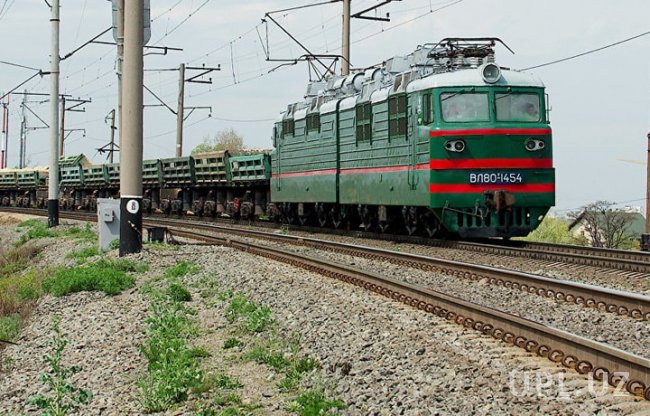 В Андижанской области 17-летняя девушка попала под поезд и выжила