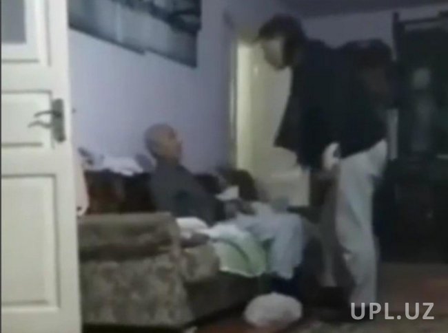 Видео: Пользователи раскритиковали мужчину за нечеловеческое отношение к своему пожилому отцу
