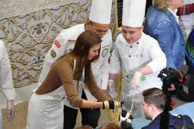 В Москве узбекские повара приготовили лагман весом в 797 кг