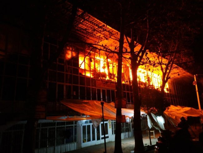 В торговом центре Сурхандарьинской области произошел крупный пожар