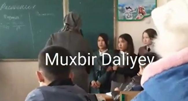 Видео: В Андижане учительница брала деньги у учеников за опоздание и пропуски занятий