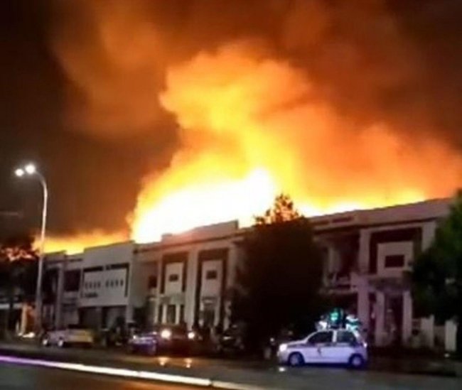 Видео: В Бухаре произошел пожар в торговом центре