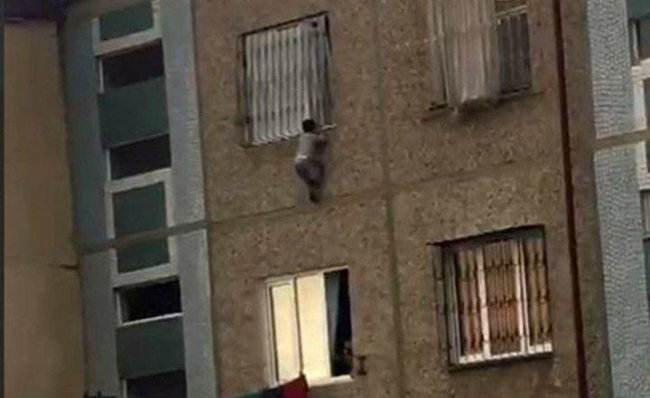 В Навои инспектор профилактики спас 5-летнего ребенка, который повис на окне 4-го этажа