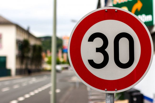 В Самарканде рядом со школами ограничили скорость движения автомобилей  до 30-50 км в час