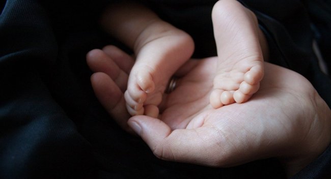 В Джизаке молодая мать задушила своих новорожденных близнецов и оставила их тела в поле