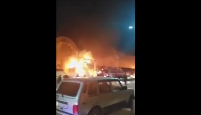 Крупный пожар вспыхнул на рынке «Паркент дехкон бозори»