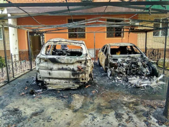 Видео: В Ташкенте одновременно сгорели два автомобиля девушки BMW X5 и Mercedes GLC