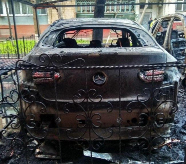 В ГУВД прокомментировали инцидент с поджогом  BMW X5 и Mercedes GLC
