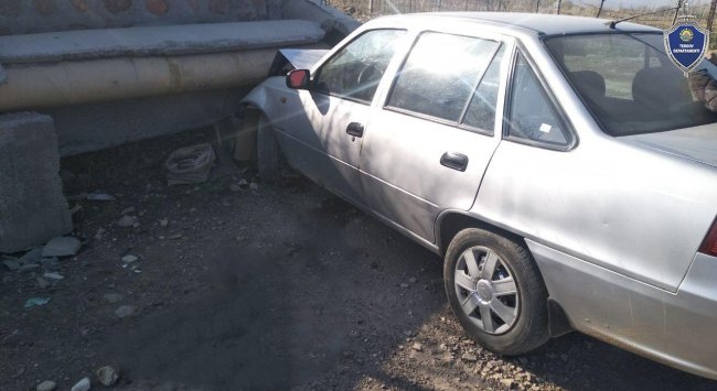 В Ташкентской области подростки угнали автомобиль и врезались в забор