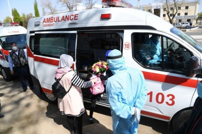 Фоторепортаж: Министр здравоохранения и врачи попрощались с пациентами, которые вылечились от коронавируса