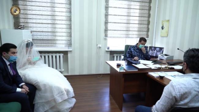 Видео: В Ташкенте жениха и невесту отправили в отделение правоохранительных органов за нарушение карантинных мер