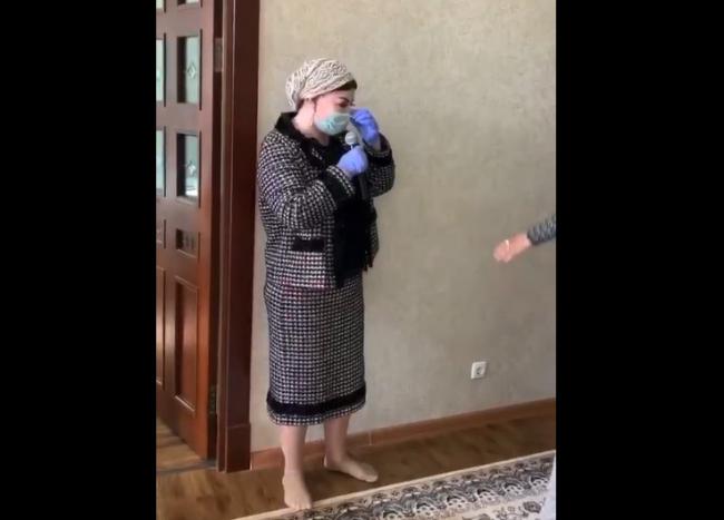 Видео: Певица Мавлуда Асалхужаева несмотря на карантин, выступила на свадьбе в медицинской маске и перчатках