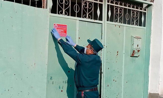 В Андижане начали клеить предупредительные знаки на дверях граждан, находящихся на домашнем карантине