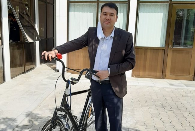 Депутат Расул Кушербаев начал ездить на работу на велосипеде