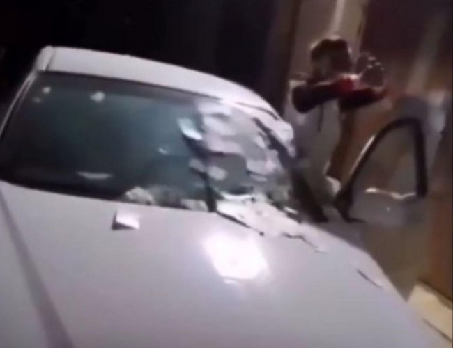 Видео: Житель Хорезма на улице устроил дождь из денег
