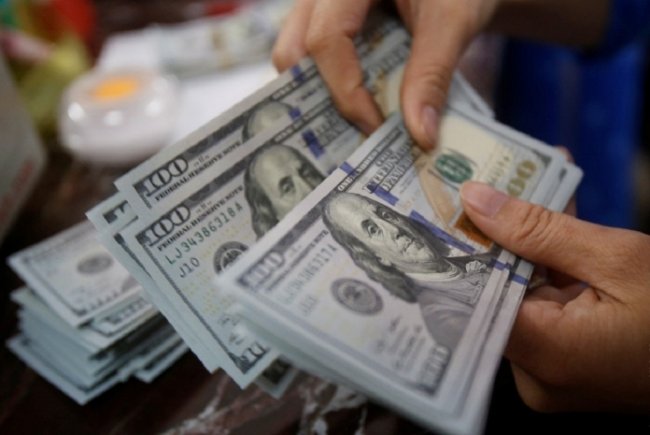 В Узбекистане курс доллара приблизился к отметке в 9600 сумов