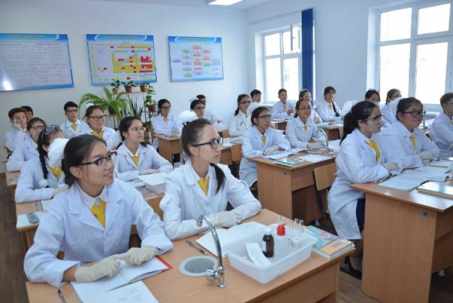 В Казахстане отменили выпускные экзамены в школах