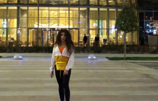 В сети появилось видео блогерши, которая нарушив карантин, гуляла в Tashkent city без маски