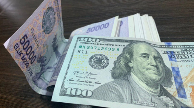 В Узбекистане частные банки подняли курс доллара