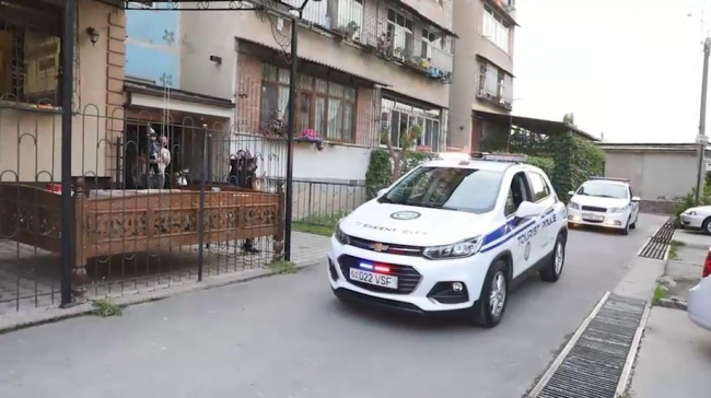 Видео: В Ташкенте сотрудники правоохранительных органов поздравили ребенка с днем рождения