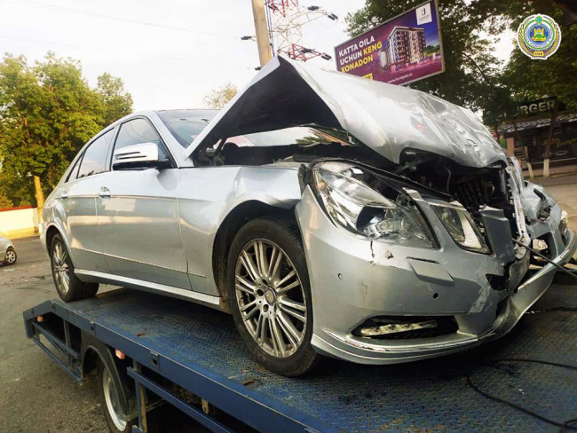 В Ташкенте автомобиль марки Mercedes столкнулся с автомобилем скорой медицинской помощи