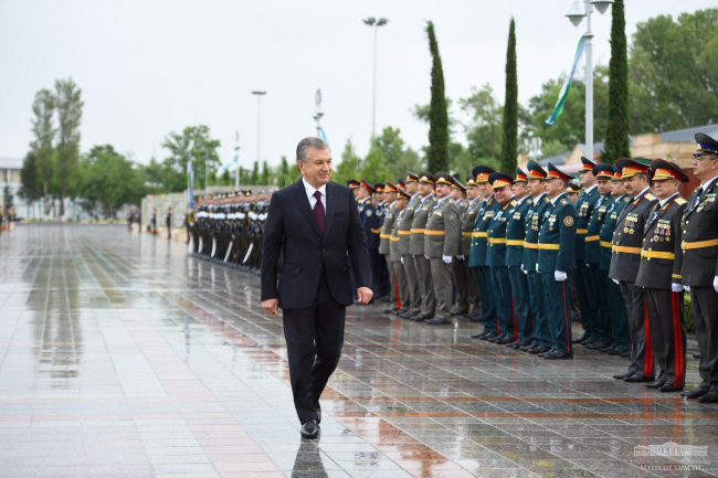 Президент Узбекистана возложил цветы к мемориальному комплексу «Ода стойкости»