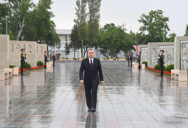 Президент Узбекистана возложил цветы к мемориальному комплексу «Ода стойкости»