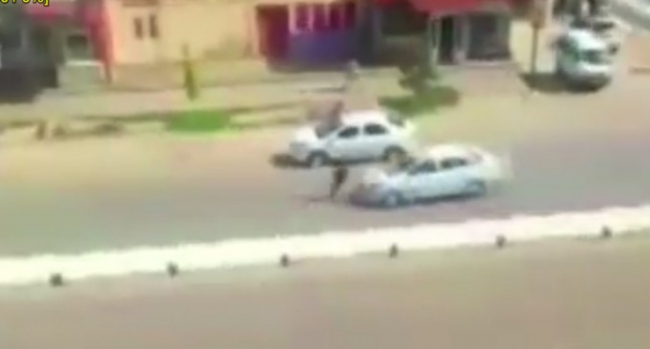 Видео: В Кашкадарье молодой человек бросился под автомобиль из-за ссоры с любимой девушкой