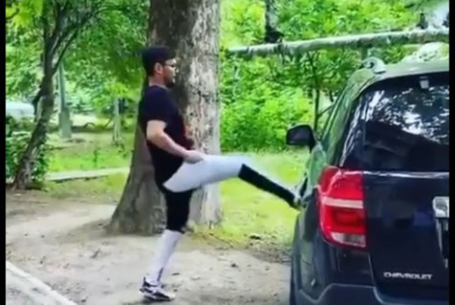Видео: Певец Жасур Умиров ударами ноги помял двери Chevrolet Captiva