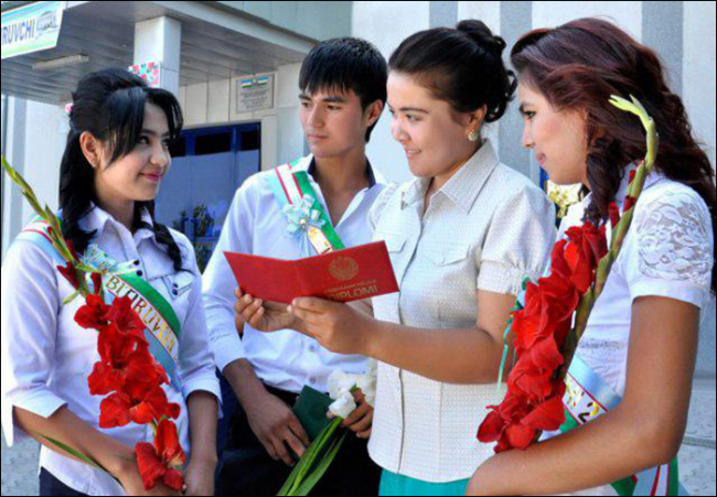 В Узбекистане школьникам до 15 июня выдадут аттестаты в электронном виде